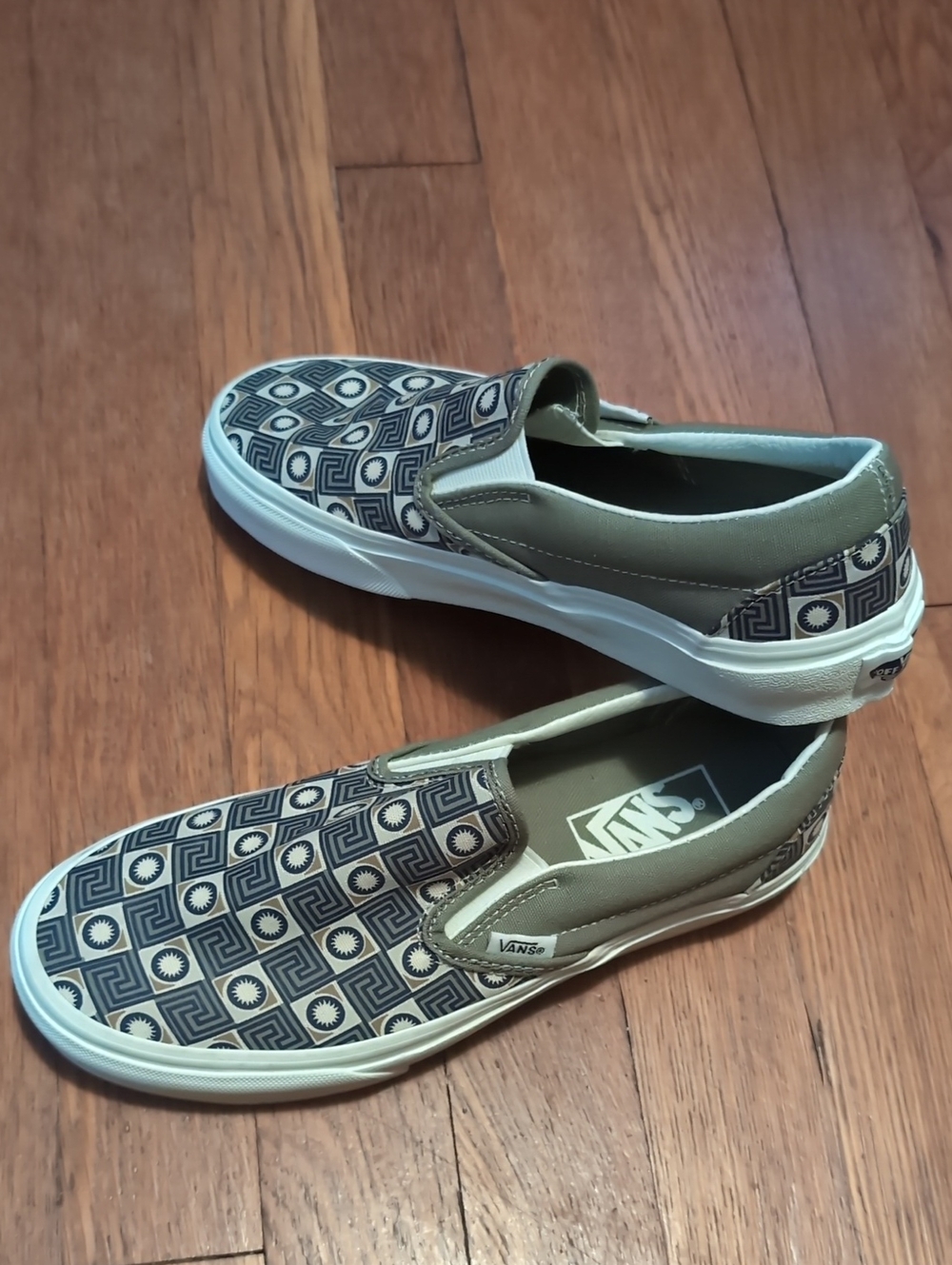 VANS WOMEN SLIP ON SKATEBOARD SNEAKERS SIZE 7